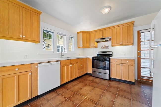 Building Photo - Cottage Style Apartment - Two blocks from ...