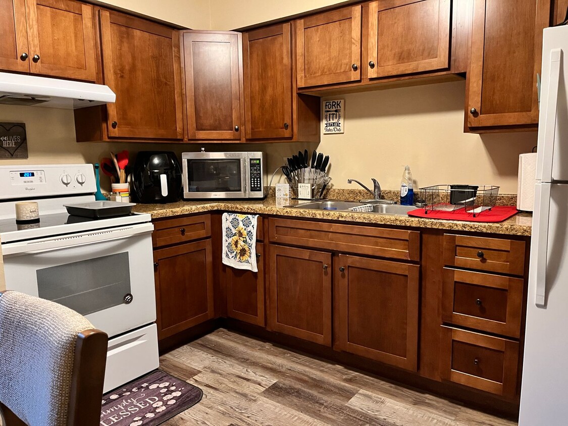Primary Photo - 2 BR 1 BA Lower Level Apartment newly Remo...