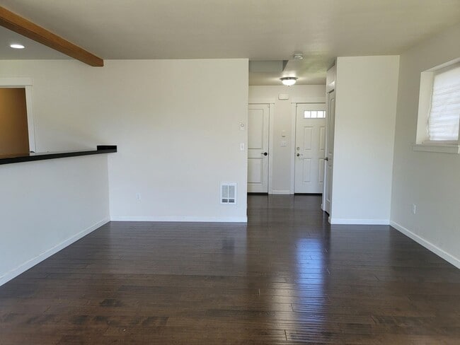 Building Photo - 3 Bedroom Home in Convenient Bremerton Loc...