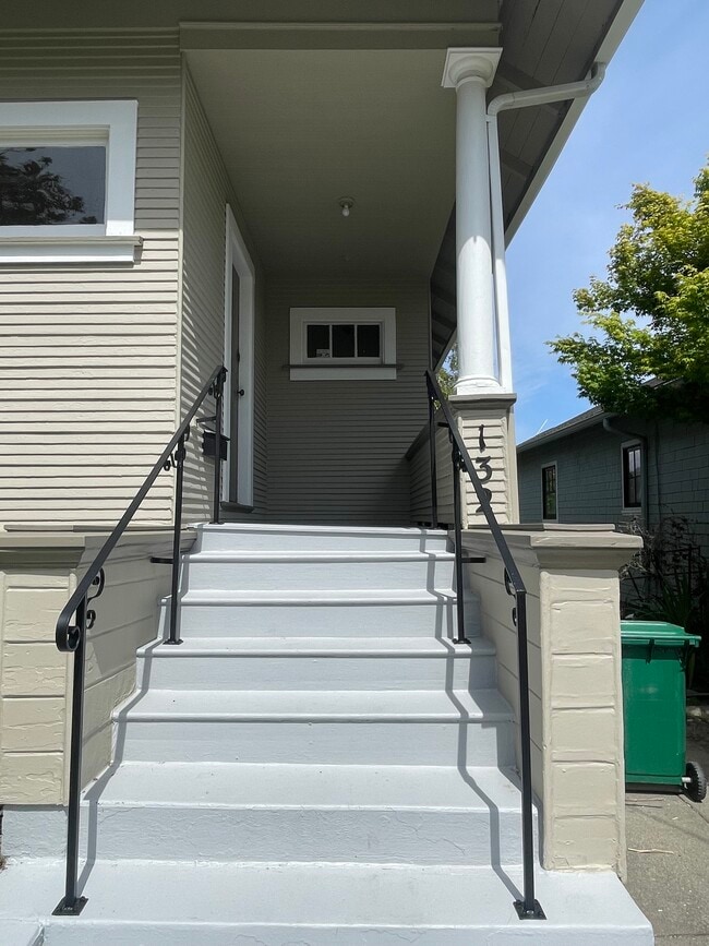 Building Photo - 132 Sunnyside Ave