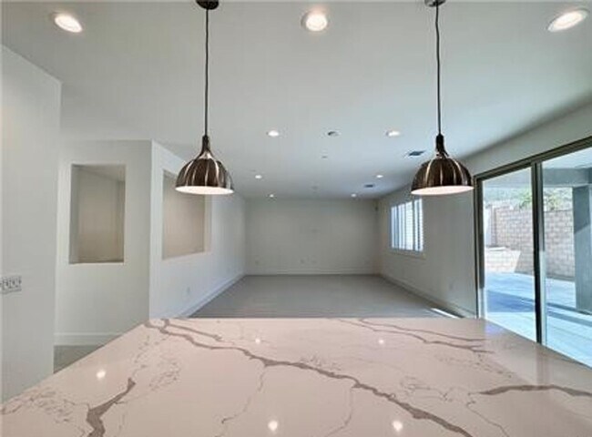 Building Photo - Stunning and Spacious 6BR 5BA Home w/ Solar Panels + Quartz Counter + Fenced Yard + 2 Car Garage ...