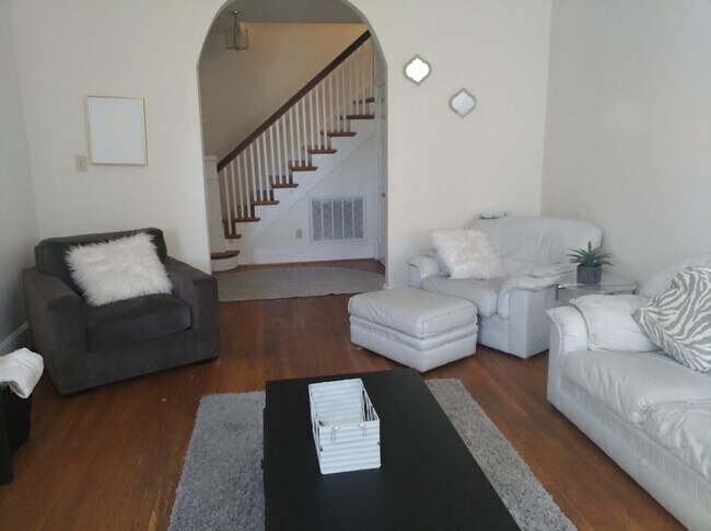 Large Living room - 1620 Nicholasville Rd