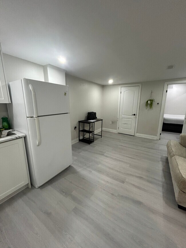 Building Photo - 1 BED - 1 BATH - HAMILTON - BASEMENT