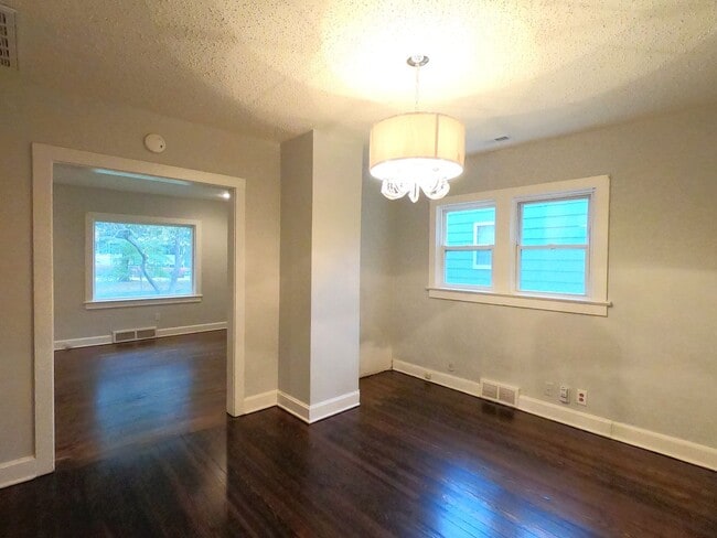 Building Photo - SEE IT NOW: Charming and beautifully updated bungalow in the heart of Kansas City!