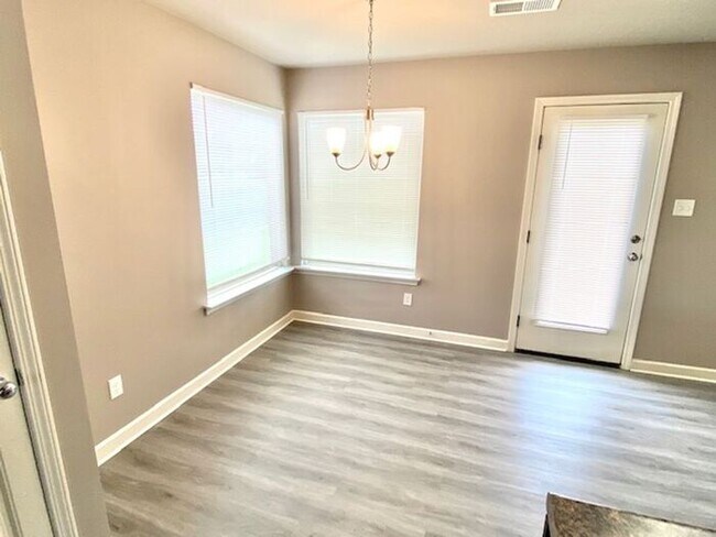 Foto del edificio - Now Leasing a 3 bedroom 2 bath home in Sou...