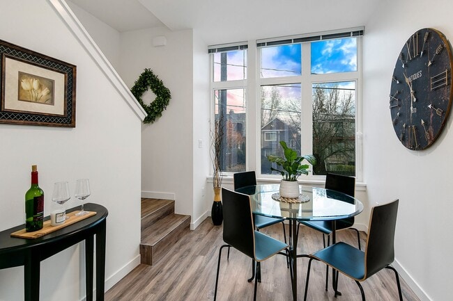 Building Photo - New Designer 3 BED 2 BATH Townhome for Rent