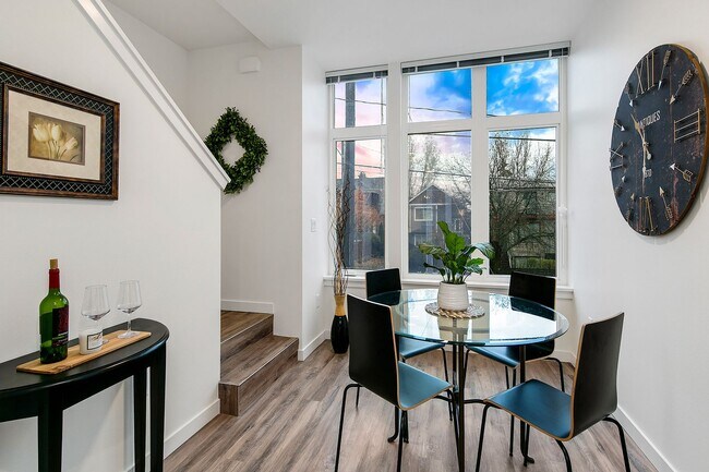 Foto del edificio - New Designer 3 BED 2 BATH Townhome for Rent