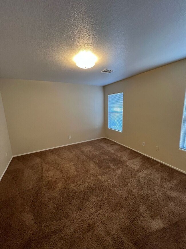 Building Photo - 3 bedroom townhome with 1 car garage!