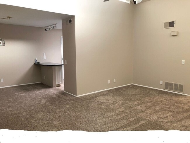 Building Photo - Single Story 2 Bed Condo