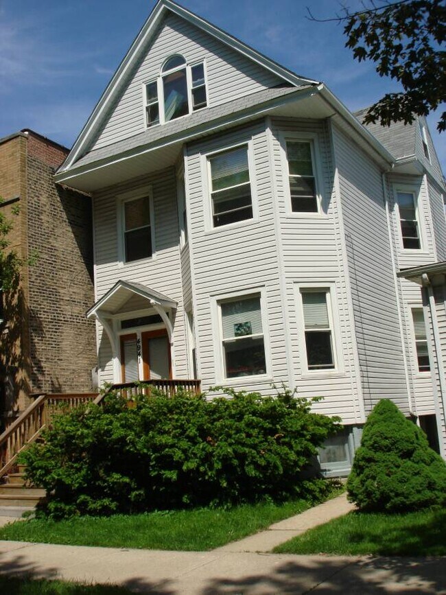 second floor unit - 4941 N Hoyne Ave