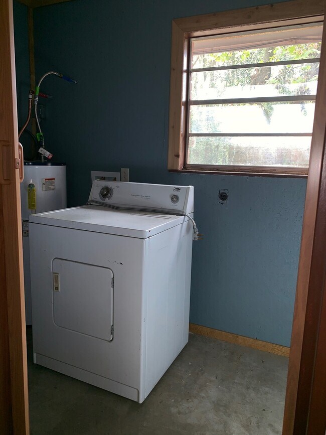 Foto del edificio - 3 Bed 1.5 Bath Pet Friendly Home