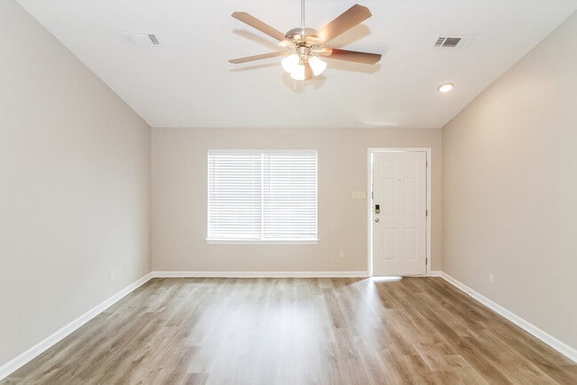 Foto del edificio - 495 Oakland Hills Dr