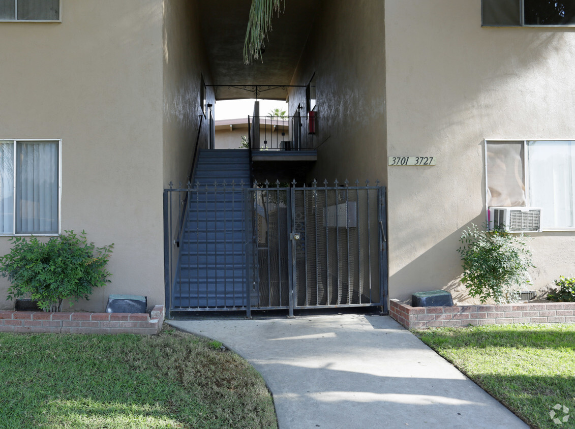 Building Photo - Genevieve Apartments