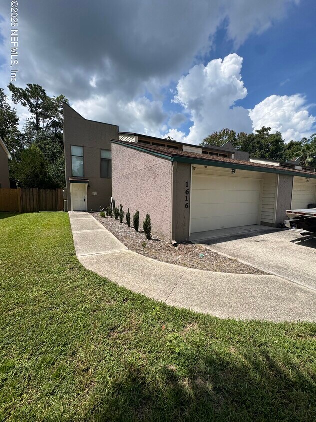 Primary Photo - 1616 Mardis Pl W