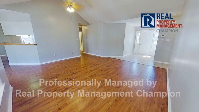 Foto del edificio - Charming home with open floor plan, vaulted ceilings and spacious backyard