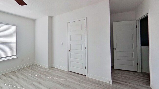 Foto del edificio - Beautiful Newer Townhouse with all LVP