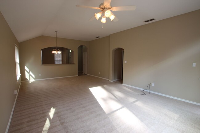 Building Photo - Available Now! Beautiful 3 bedroom 2 bathr...