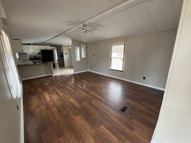 Foto del edificio - 2 Bedroom Mobile Home-516 Greenwood Dr.