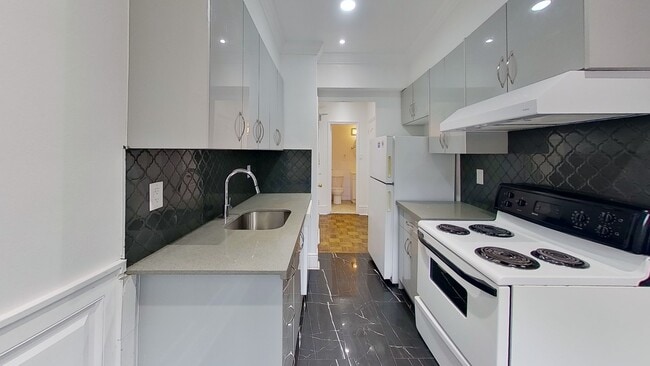 Building Photo - 710 Spadina Ave.