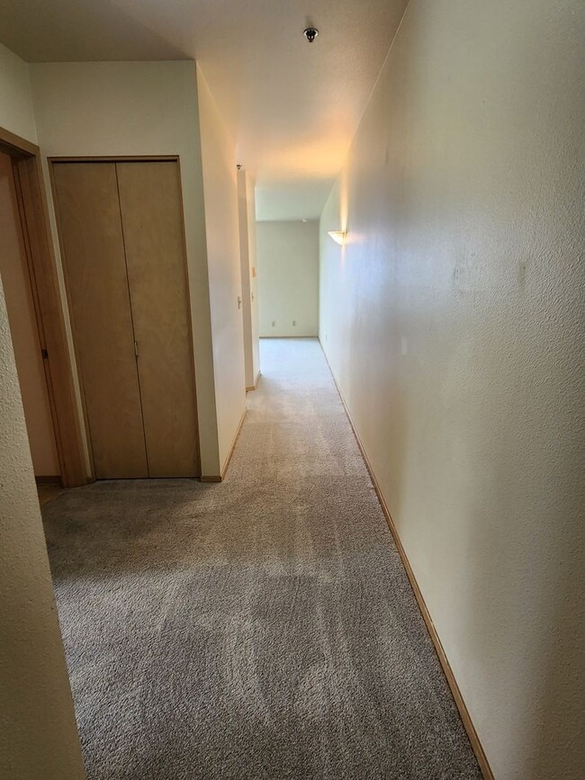 Building Photo - Desirable Uptown Terrace 1 Bedroom Condo with Garage Parking & Amazing Views
