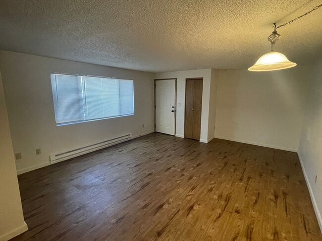Building Photo - Great 3 Bedroom 1.75 Bathroom Condo! Washer/Dryer Hook Ups! W/S/G Paid!