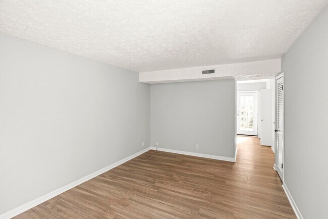 Foto del edificio - 3307 Falls Creek Dr