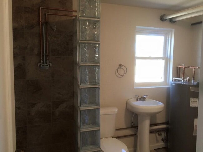 Building Photo - 2 Bedroom House