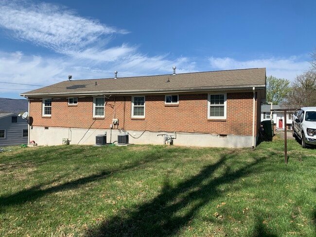 Building Photo - 720 Pyrtle Dr
