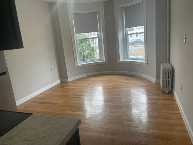 Photo - Packards Corner Modern Front facing Sunny Studio, NIO FEE Heat Inc Students ok July House