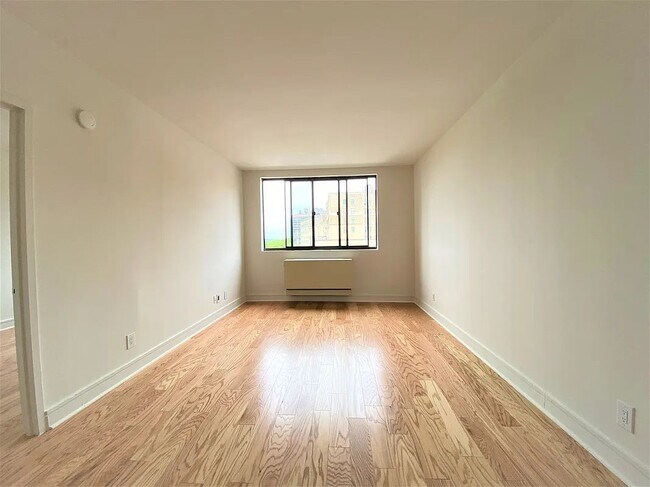Building Photo - 323 W 96th St