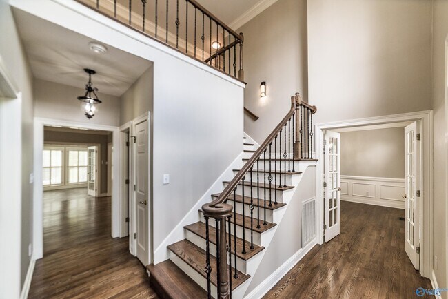 Building Photo - 2618 Elderdale Dr SE