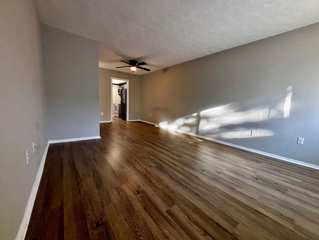 Building Photo - Newly Renovated 2 bedroom 1.5 bath condo w...