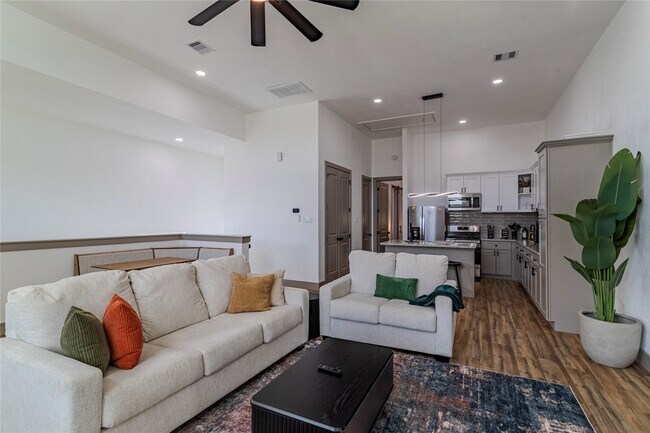 Foto del edificio - 5901 Crest Ct
