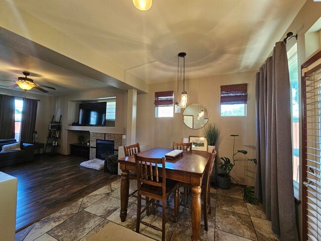 Foto del edificio - Well Kept Townhouse with Yard Care Included