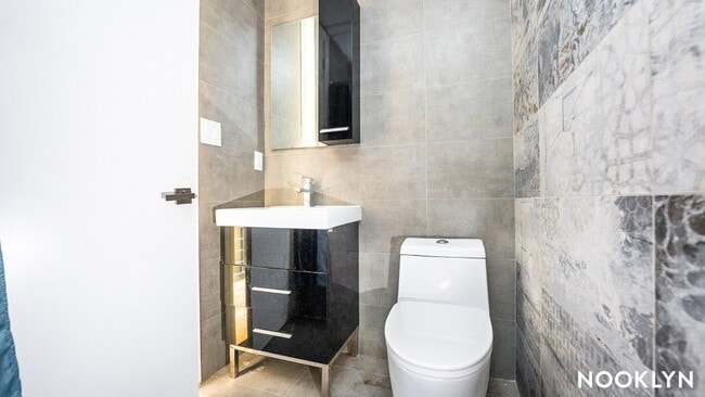 Foto del edificio - 18-15 Putnam Ave