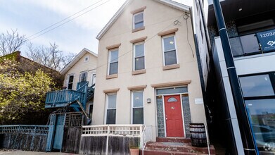 Building Photo - 942 N Elston Ave