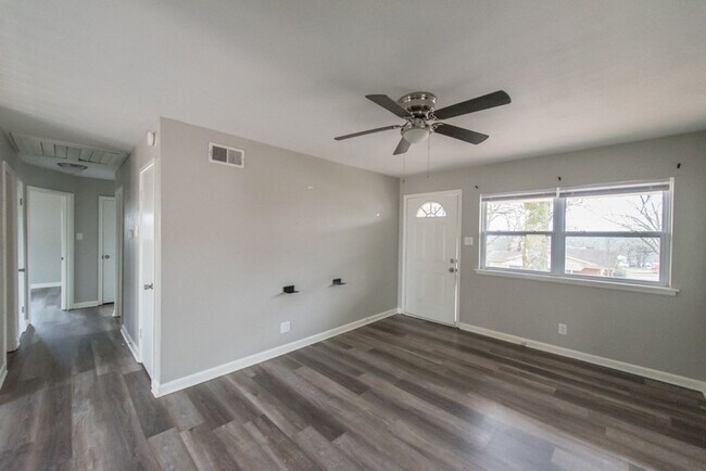 Building Photo - Gorgeous 3 Bedroom 1 Bath Home: North Litt...