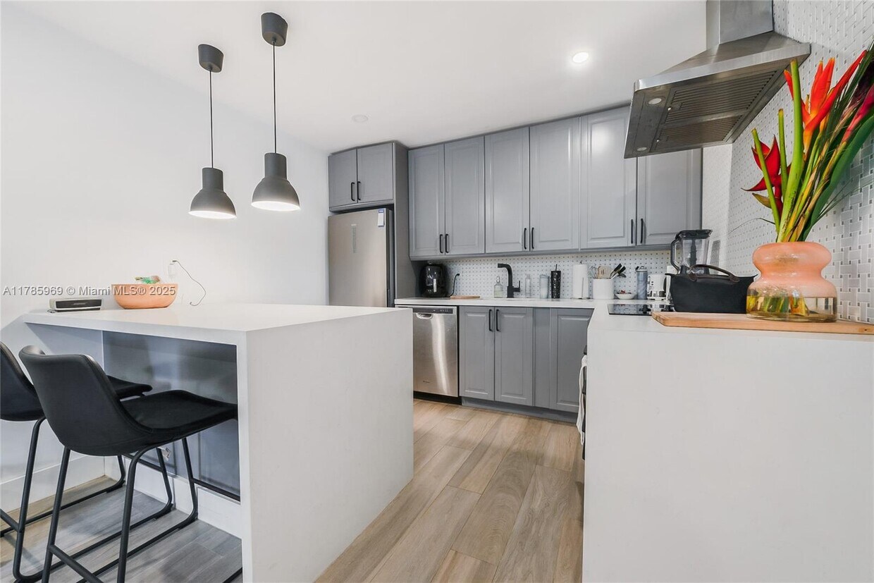 Foto principal - 2715 Tigertail Ave