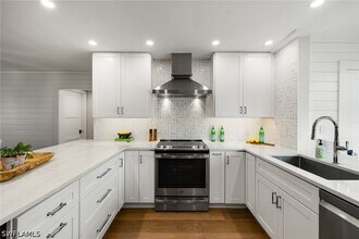 Building Photo - 3135 Riviera Dr