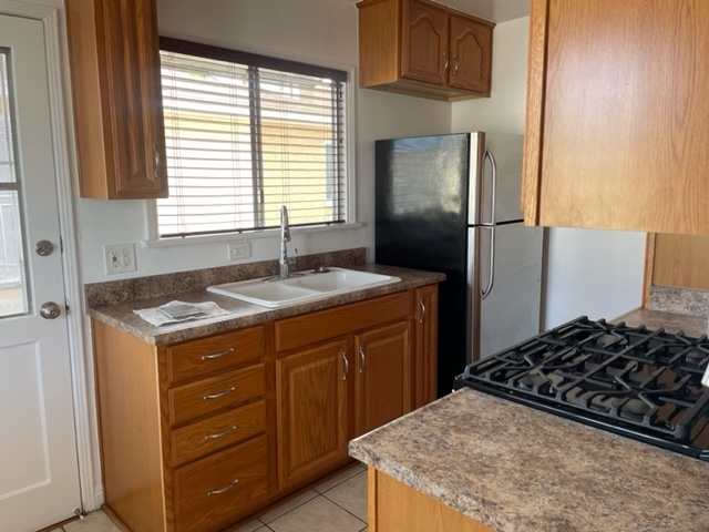 Kitchen - 8433 Lilienthal Ave