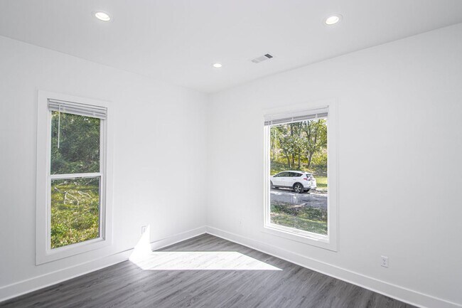 Building Photo - Timeless Elegance with Modern Upgrades – Stunning 3-Bedroom Little Rock Home!