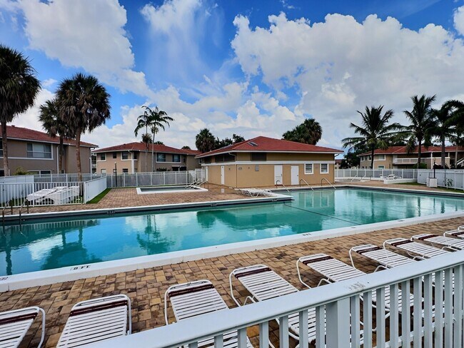Building Photo - 889 Twin Lakes Dr