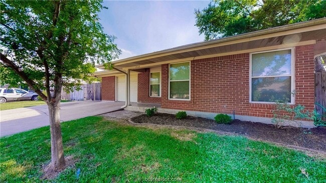 Building Photo - 2104 Elmwood Dr