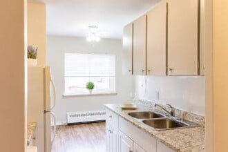 Building Photo - Hillcrest Apartments