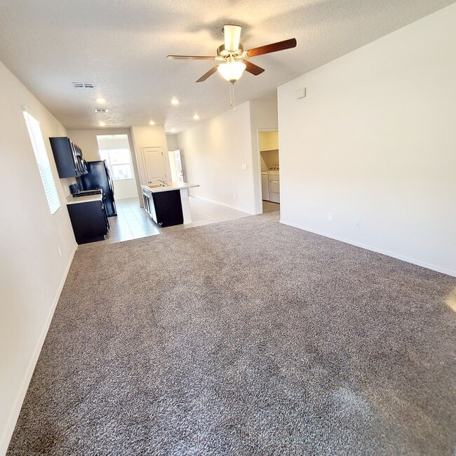 Building Photo - MOVE IN SPECIAL! 3 bed 2 bath home in Huning Ranch