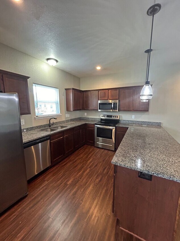 Foto principal - 14916-14918 W 64th Terrace