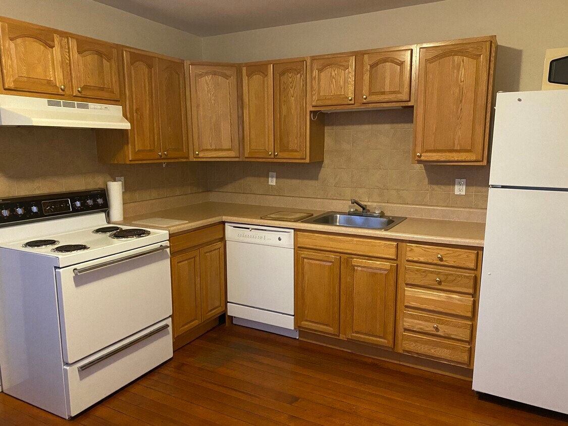 1 Weston Ter Unit Yes, Wellesley, MA 02482 Apartments in Wellesley