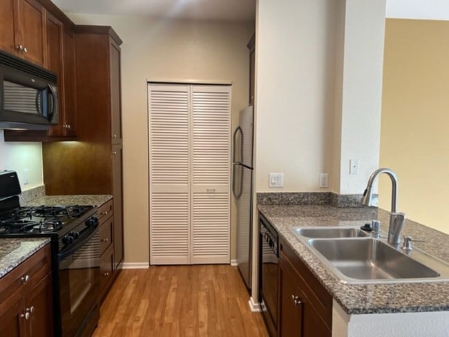 Foto del edificio - Spacious 2 Bedroom Avenue One Home, Available Now!