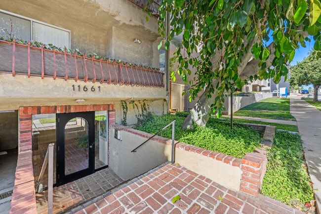 Building Photo - 11661 Goshen Ave