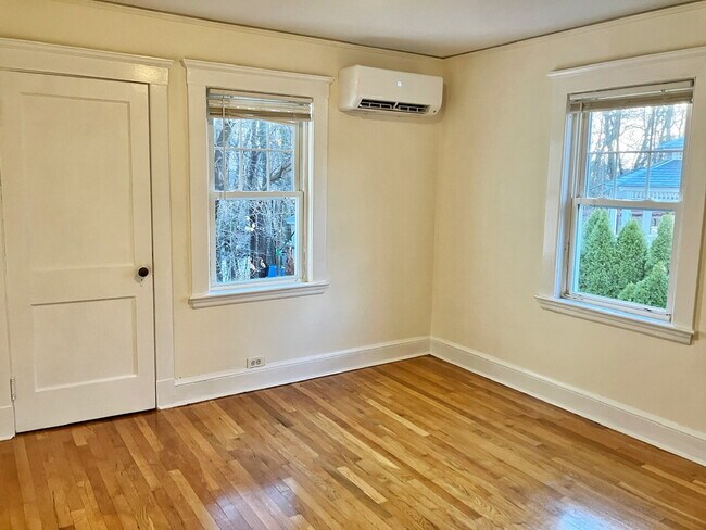 Foto del edificio - Available NOW! 1 BED 1 BATH in prime Quincy location!